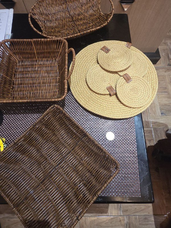 Набор плетеных корзин, джутовые подставки, стеклянная ваза и стакан