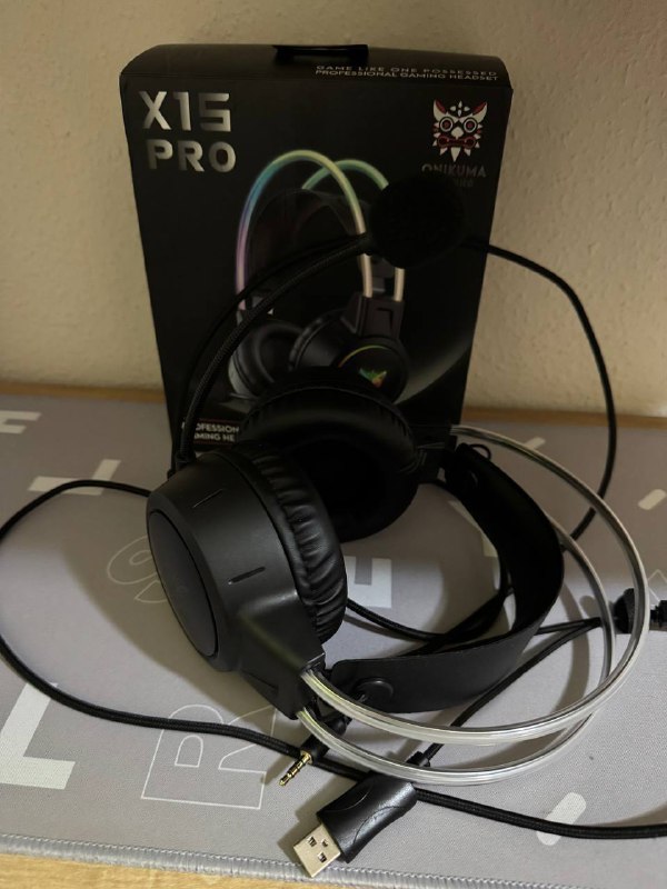 Полка, клавиатура Keychron K6, наушники 5