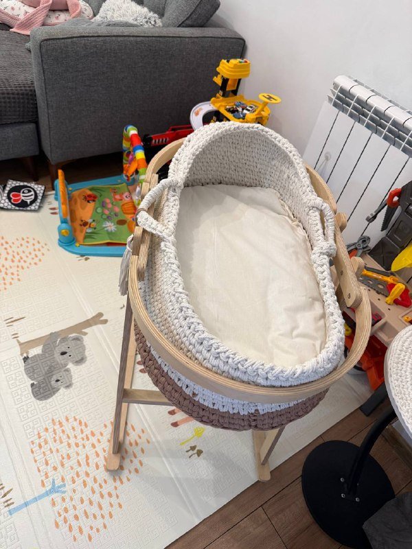 Детская кроватка с матрасом и подушкой