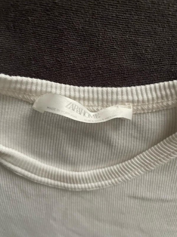 Фиолетовый хлопковый лонгслив COS, белая футболка Zara Home, черные брюки Massimo Dutti 5