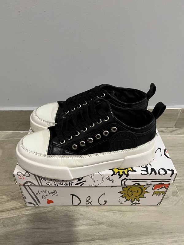 Кеды Dolce&Gabbana, юбка, костюм, футболка, сумка Versace, щетка для волос