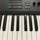 Midi-клавиатура NI Komplete Kontrol A61 со стойкой, педалью и кабелем 2