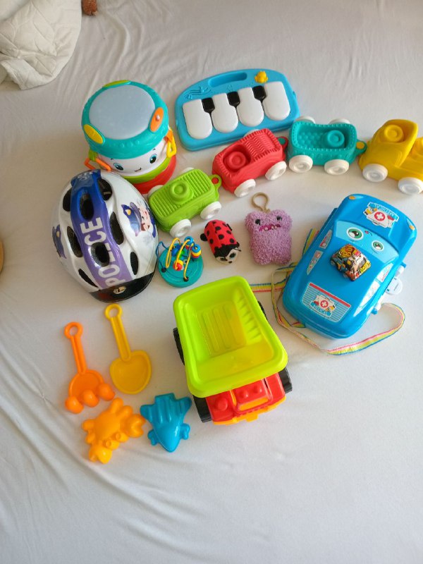 Кроссовки, одежда, игрушки, зубные щётки 9