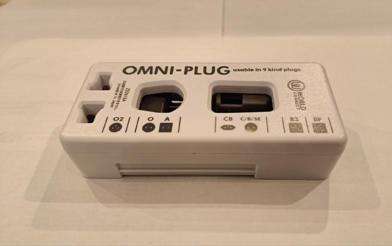 Копилка, переходник с Apple Lightning, блок питания, кардридер, переходник Omni-plug, кофе, гель для бритья, маска для лица, обувь для хайкинга, зонт, ведро для мусора 4