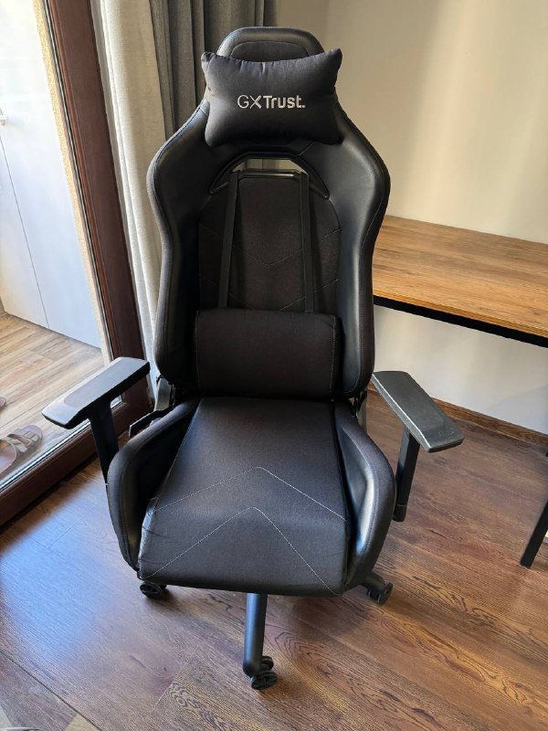 Столы 120x60, компьютерные кресла 2E Bushido и Trust Ruya 4