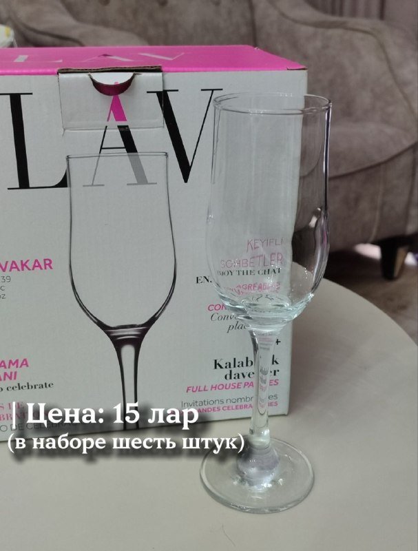 разные вещи: детские куртки, резиновые сапоги, пляжный зонт, кружки, сковорода, кожаные куртки, тапочки