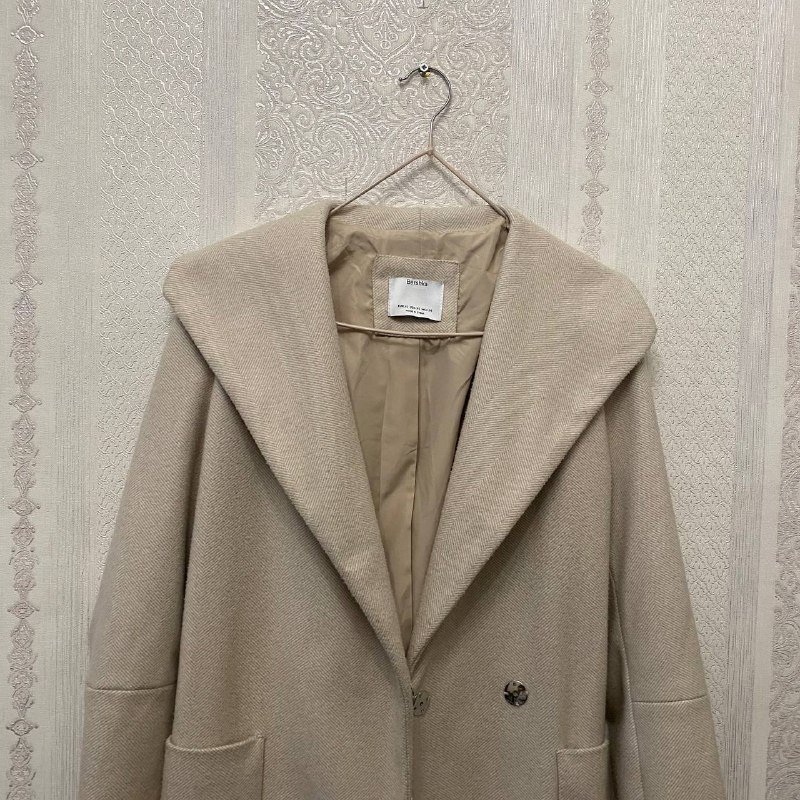 Пальто женское Bershka бежевое с поясом