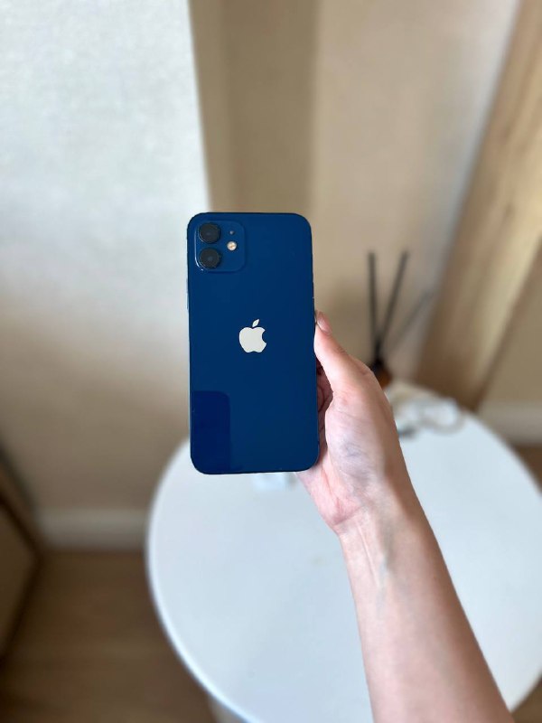 iPhone 12 64 GB, iPhone 12 64 GB, AirPods 4, кабель Lighting USB 4