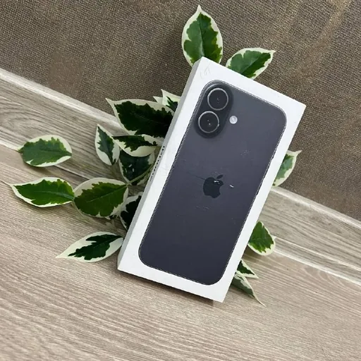 iPhone 17 black, iPhone 17e white