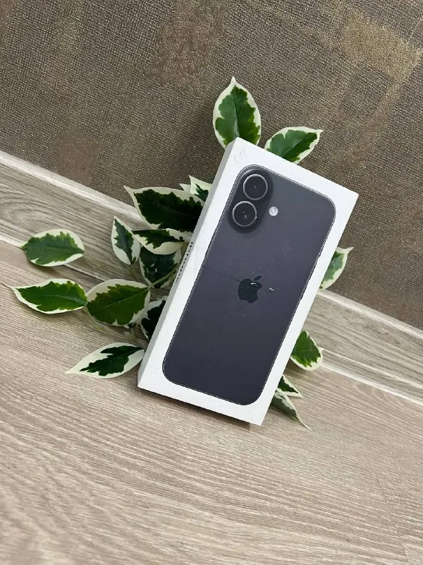 iPhone 17 black, iPhone 17e white 1