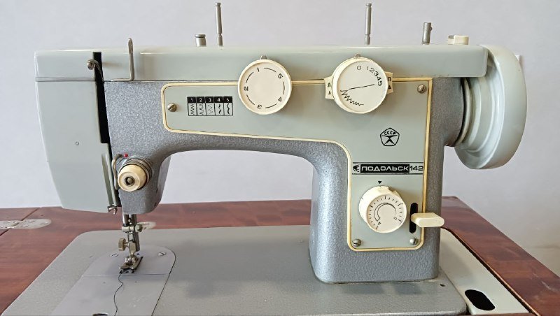 Швейная машина в шкафу с аксессуарами 2