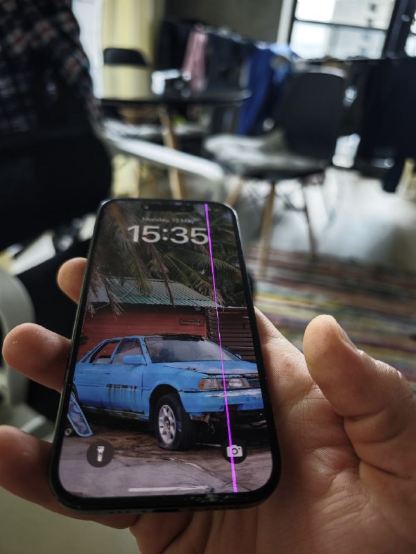 iPhone 15 - Broken screen, but functional