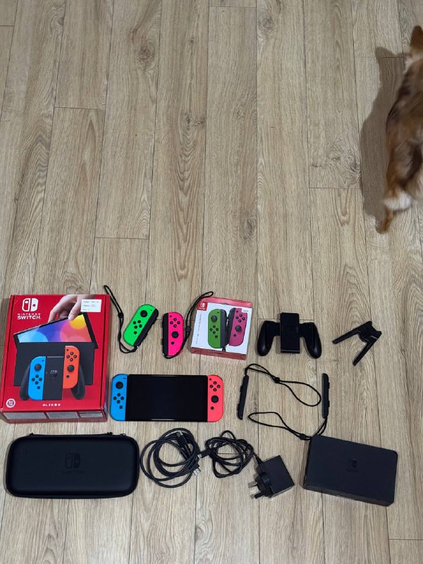 Nintendo Switch OLED с дополнительными джойконами и картой памяти 2