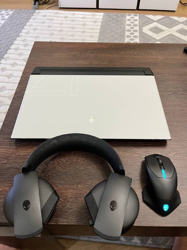 Ноутбук Alienware m17r3 с мышью и наушниками 3