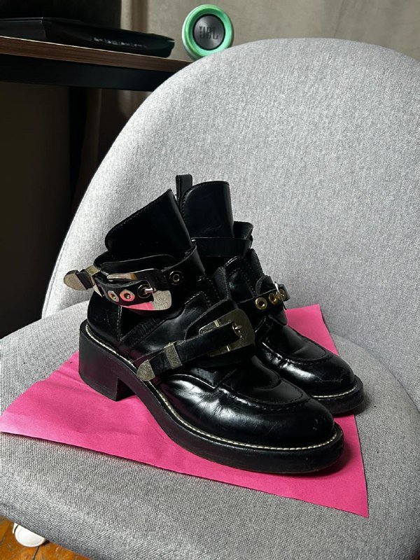 Винтажные ботинки Balenciaga, казаки Ahimsa, рубашка Levis