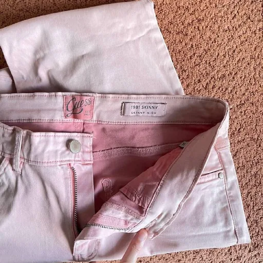 Джинсы Guess, белое муслиновое платье Aerie
