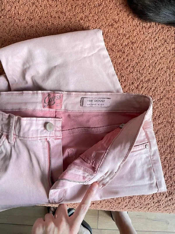 Джинсы Guess, белое муслиновое платье Aerie 1