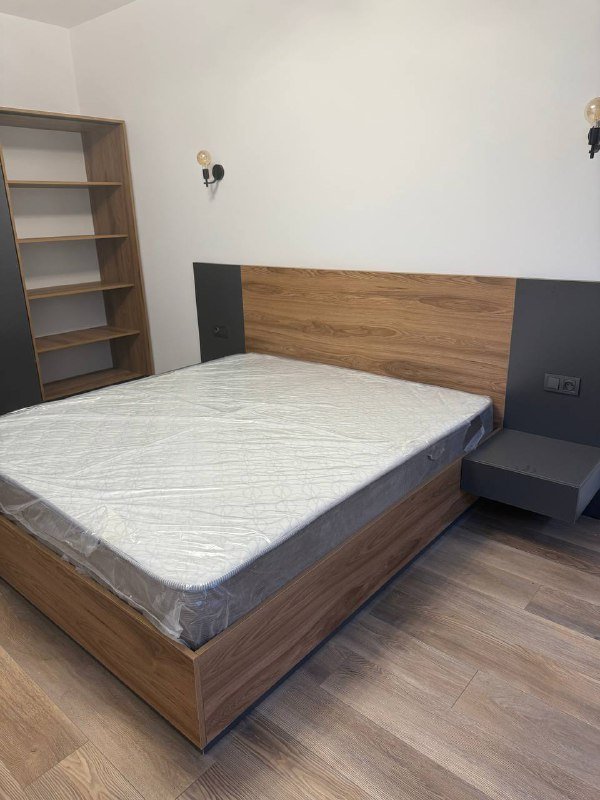 Кровать с прикроватными тумбами и матрасом