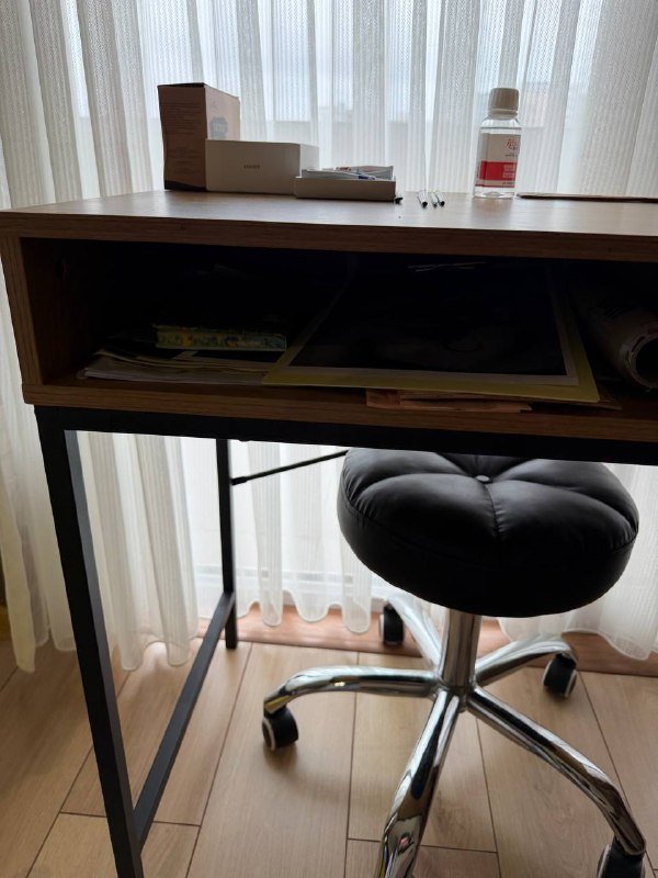 Стол с выдвижным шкафчиком и внутренним местом