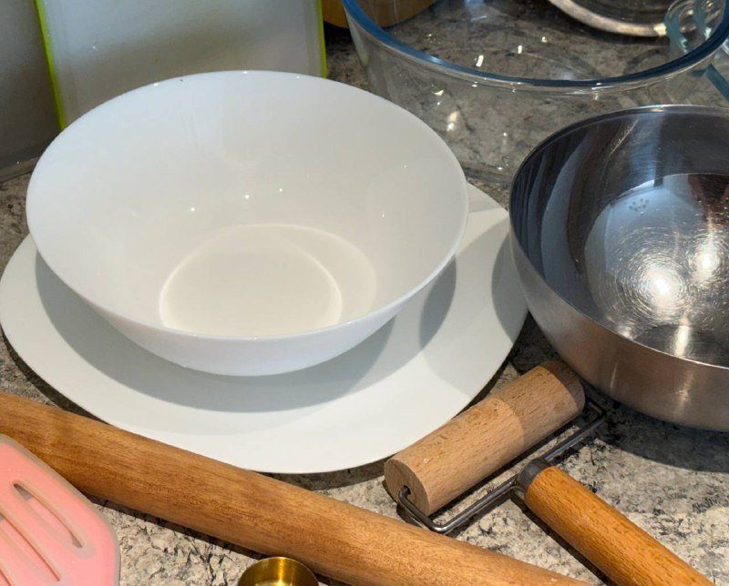 Ножи, миски, мерные ложки, скалки, доски, тарелки, лопатки, терка, кольцо для торта, контейнеры 5