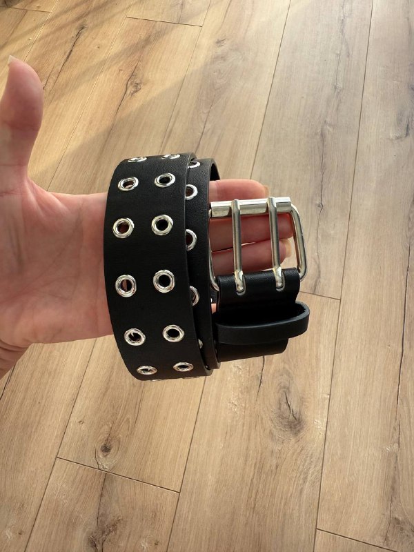 Черное платье S, шлепки Hermes, кепка Nike, очки Prada, подсвечники, бигуди, цепочка, штатив, ремень H&M, комбинезон S 9