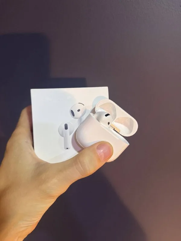 Левый наушник и кейс Air Pods 4 ANC