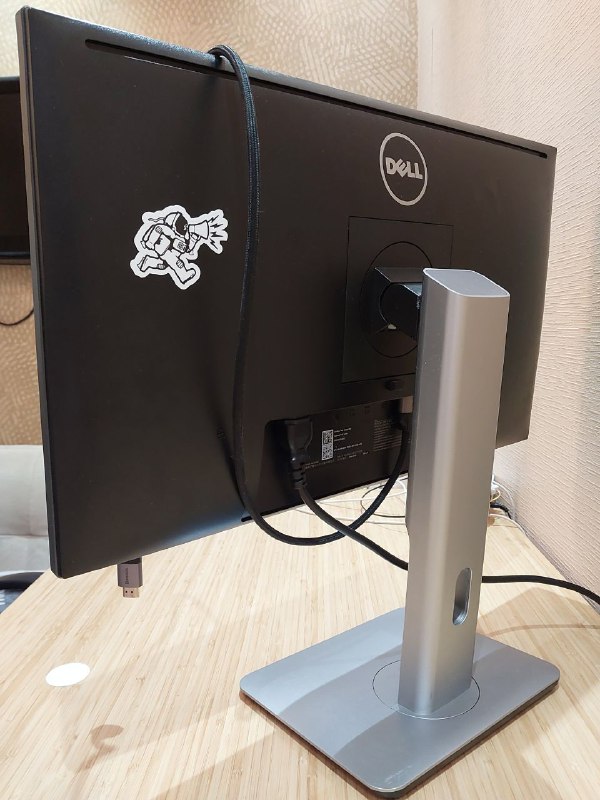 Миска для корма питомцев, письменные столы, монитор Dell 9