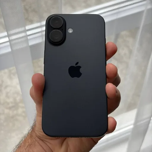 iPhone 16 256 ГБ с оригинальным чехлом
