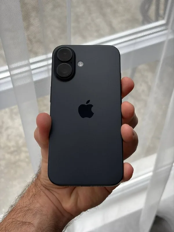 iPhone 16 256 ГБ с оригинальным чехлом 1