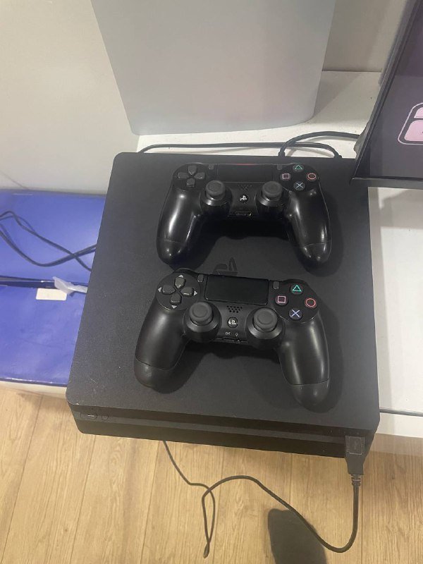 playstation 4 slim 1TB, 2 joistikit