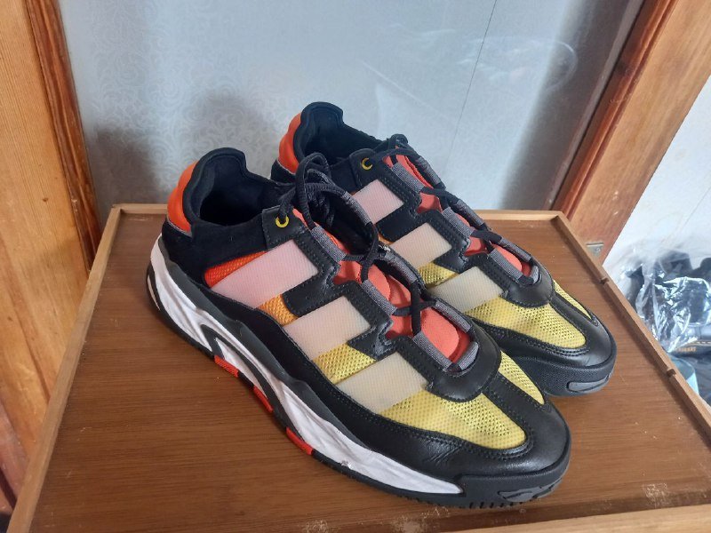 Книги, кроссовки Adidas, ботинки Verbenas 2