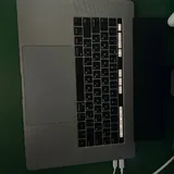 MacBook Pro, монитор BenQ, геймпад Xbox 2