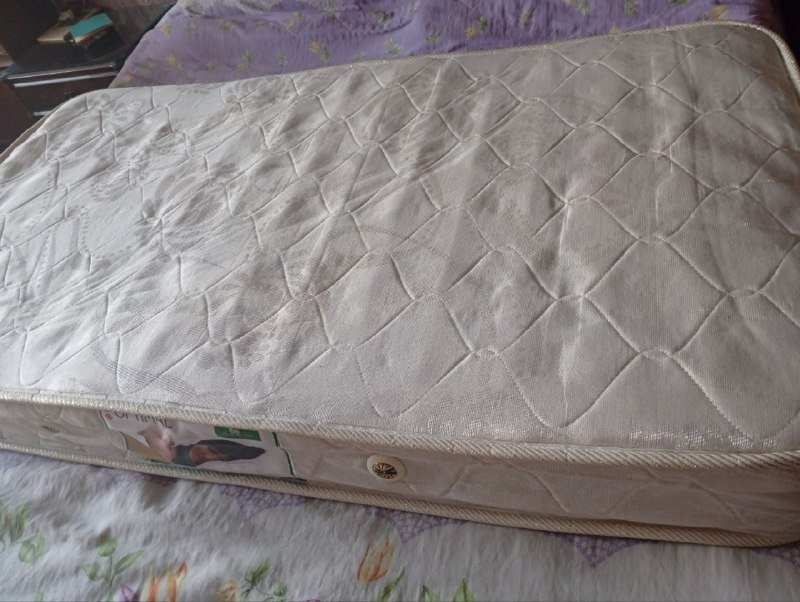 Матрас на детскую кровать с пледом и постельным бельём