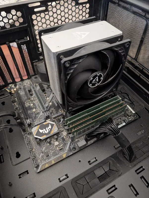 AMD Ryzen 7 5700X3D, ASUS B450M, 32GB DDR4 RAM 1