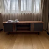 Белый угловой диван, журнальный стол, тумба 1