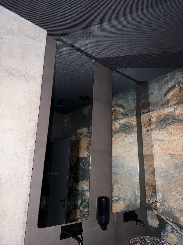 Унитазы, смеситель встраиваемый, насосы канализационные, двери скрытые, двери серые