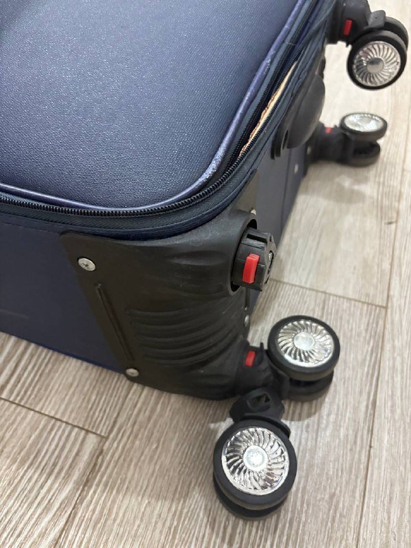 Синий чемодан размер M 4