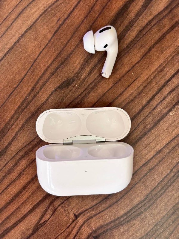 AirPods Pro кейс и правый наушник