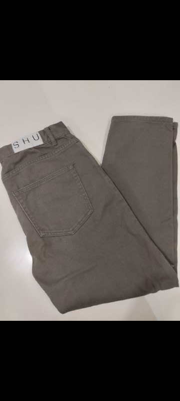 Джинсы SHU, Штаны UNIQLO карго, Шорты H and M, Рубашка вельветовая, Кепки, Книги