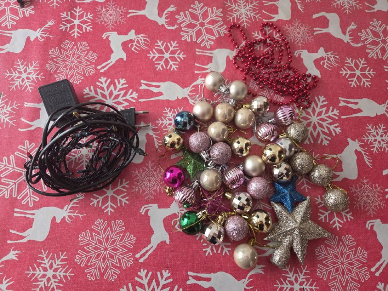 Ёлка, игрушки и гирлянда 2