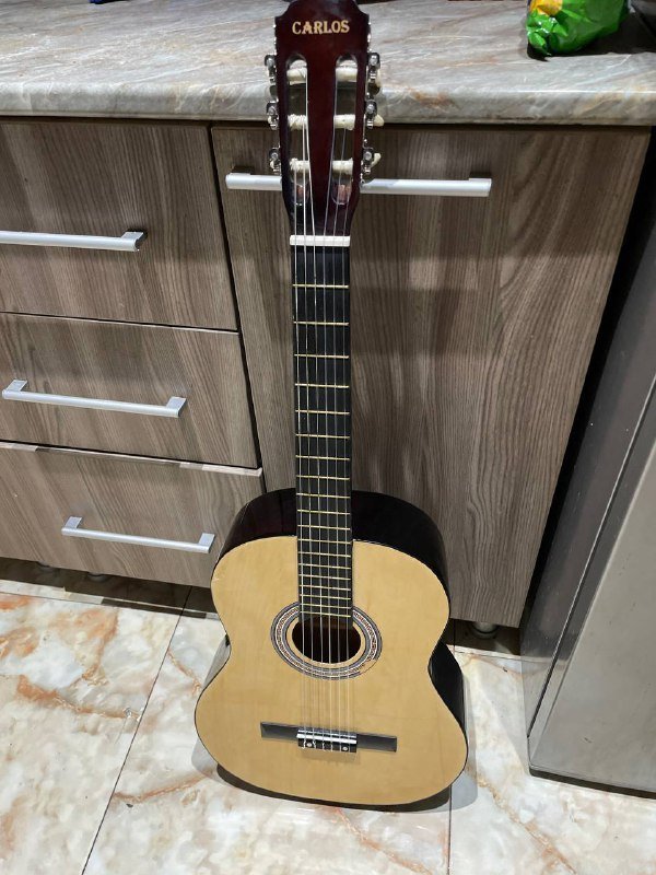 Классическая гитара с чехлом, каподастром, медиатором