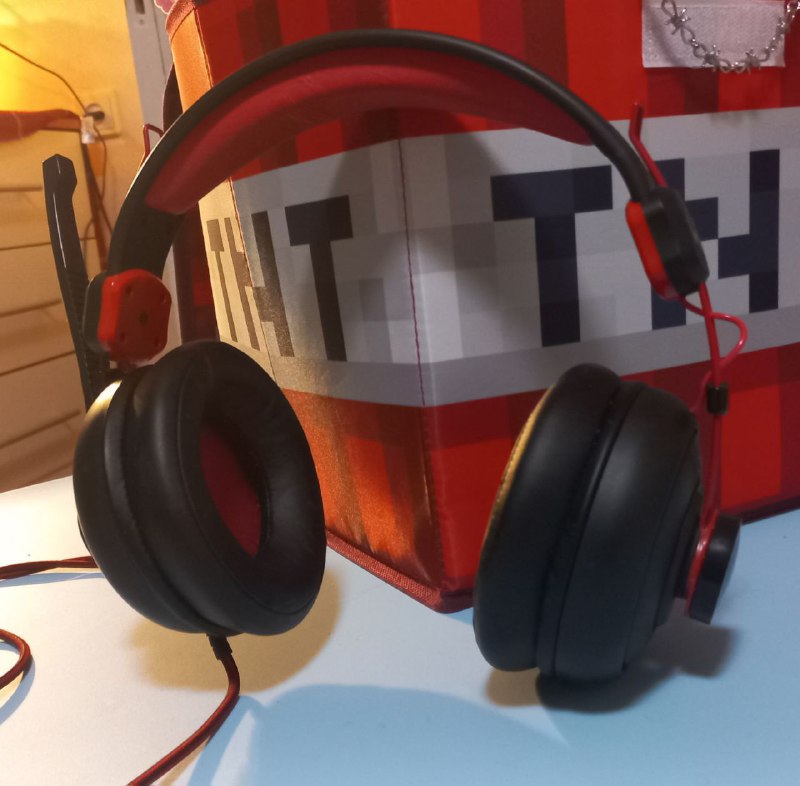 Стол голубой низкий 9