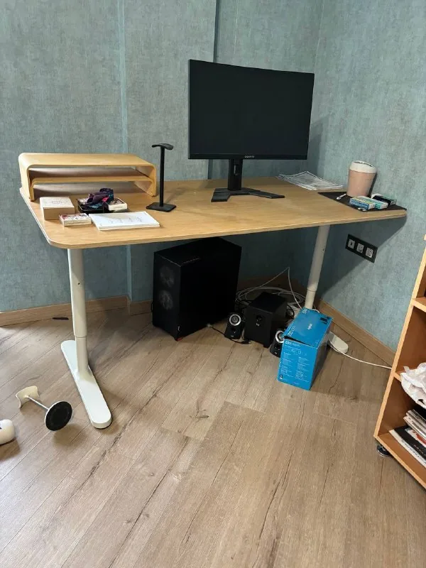 Стеклянный шкаф, светлый стол, подставка IKEA SIGFINN, стол Secretlab Magnus, кресло Secretlab 1