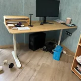 Стеклянный шкаф, светлый стол, подставка IKEA SIGFINN, стол Secretlab Magnus, кресло Secretlab 1