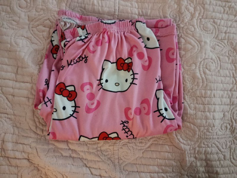 черная майка, белая майка, штаны Хеллоу Китти, новогодняя пижама 3