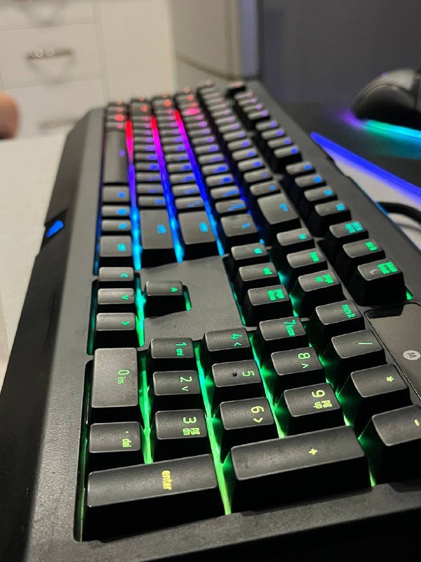 Держатель для телефона, клавиатура Razer BlackWidow Chroma v2, коврик для мышки, мышка 3