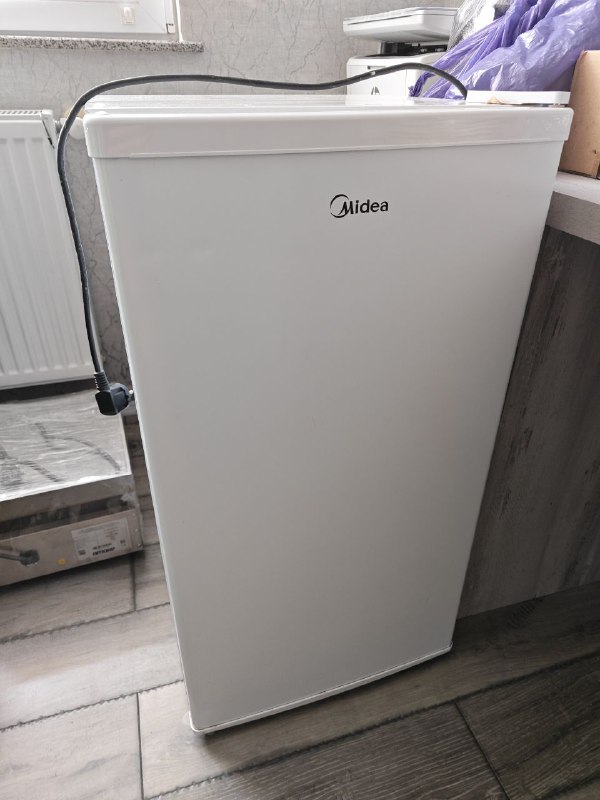 Маленький холодильник Midea