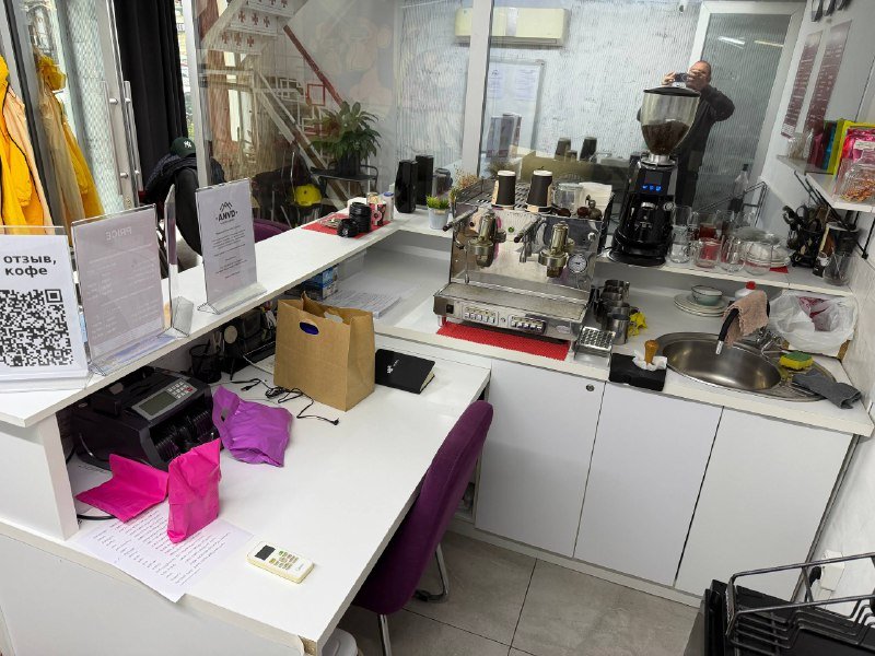 Офисные кресла, столы, кофемашина, мешок, стеклянная посуда 6