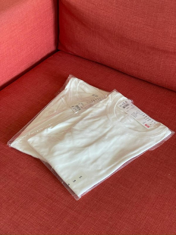 Две новые белые футболки Uniqlo Supima Cotton 2