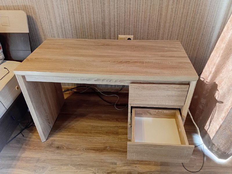 Письменный стол с ящиками 1